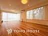 室内：開放感あるリビングダイニング。ご家族とのんびりしたひと時を過ごせますね。