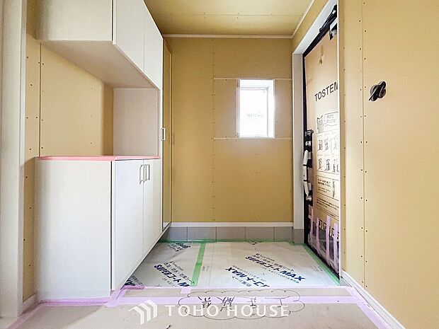 居住者の帰り、訪れる方を優しく迎えてくれる開放感のある玄関。