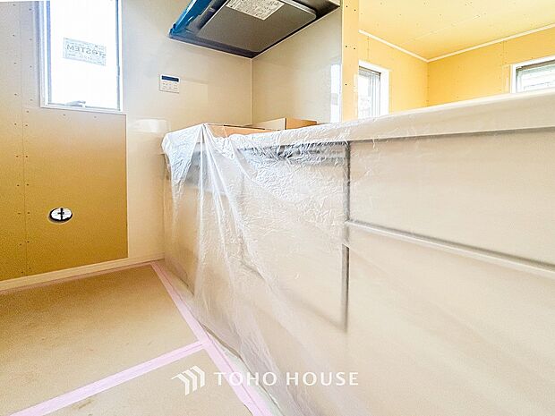 ご家族みんなで調理ができる位のスペースを実現したキッチン空間となっております。