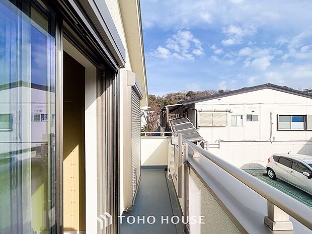 暮らしの中で光と風を演出してくれるバルコニー。