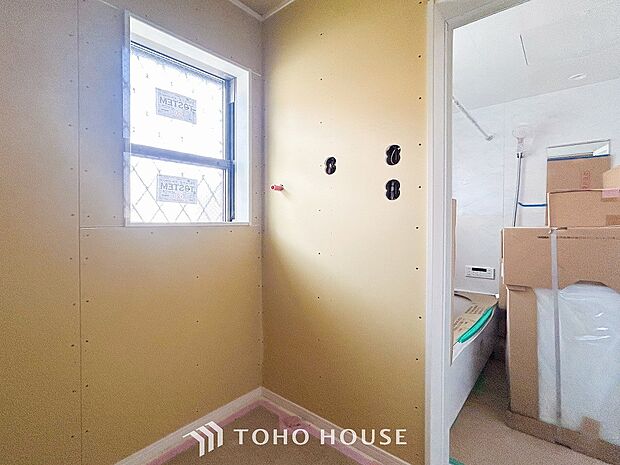 清潔感のあるカラーで統一されたプライベート空間は、身だしなみチェックや肌のお手入れに最適です。