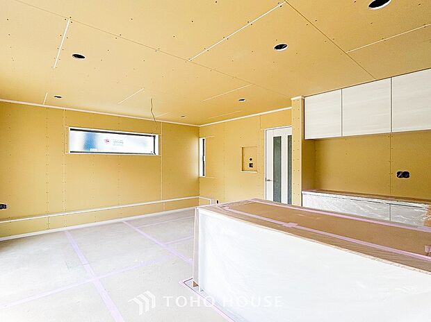 家族みんなが爽やかに健やかに過ごせるように、溢れる光をたっぷり取り込んだリビングダイニング。