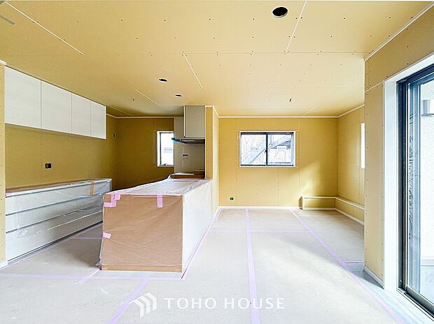 忙しい朝でも、しっかり家族が揃って食事をして頂けるゆとりある大きさのダイニングスペース。