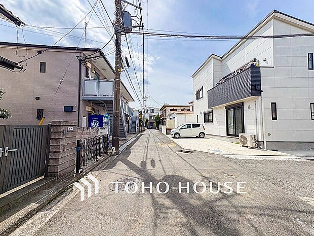 前面道路含む現地写真『快適』は「家」と「街」と「環境」が調和した時に訪れるだと改めて感じさせてくれます。