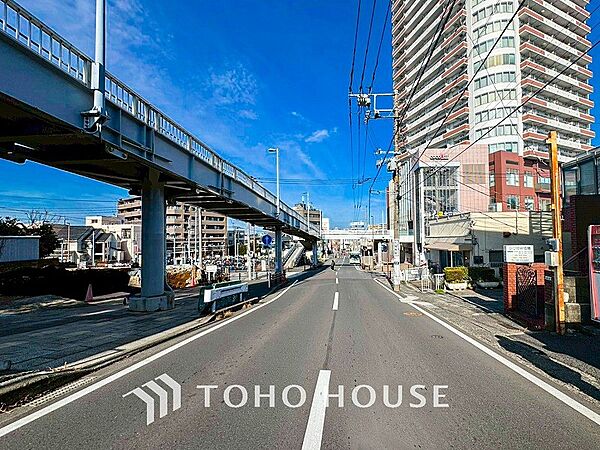 前面道路含む現地写真『快適』は「家」と「街」と「環境」が調和した時に訪れるだと改めて感じさせてくれます。