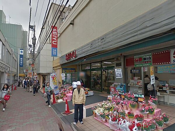 食料品やお惣菜、日用品、衣料品など豊富な品揃え。駅前で夜遅くまで営業していますので帰宅時にも便利。