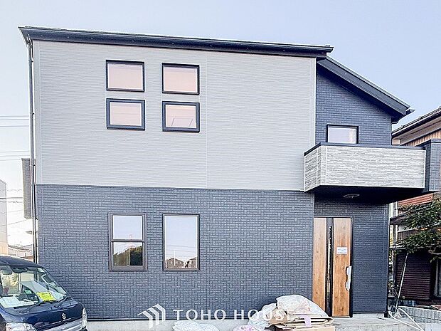 住む人や訪れる人やさしくエスコートする玄関アプローチ。