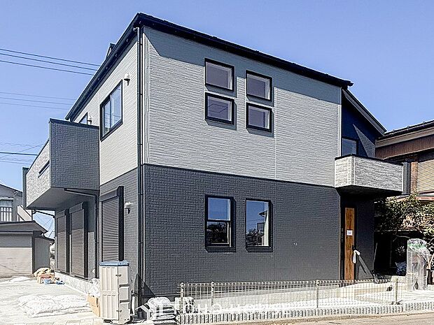 爽やかな青空の下に贅沢なほどに降り注ぐ陽光、豊かな居住性と、クオリティが見事に調和した住空間。