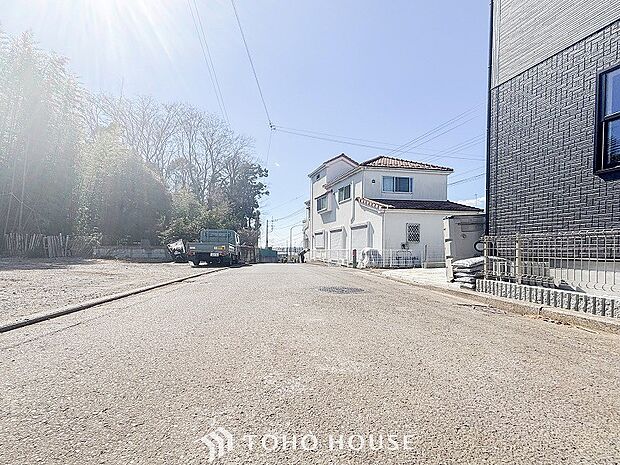 前面道路含む現地写真『快適』は「家」と「街」と「環境」が調和した時に訪れるだと改めて感じさせてくれます。