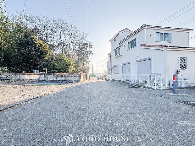 前面道路含む現地写真『快適』は「家」と「街」と「環境」が調和した時に訪れるだと改めて感じさせてくれます。