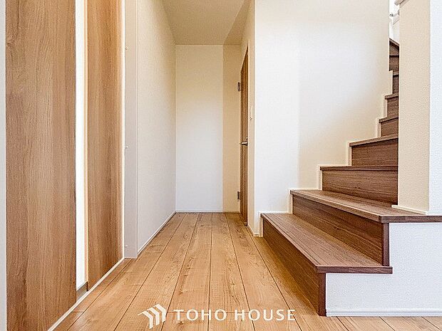 上質感漂う廊下。居住者の帰り、訪れる方を優しく迎える・安らぎに満ちた生活空間を予感させる。