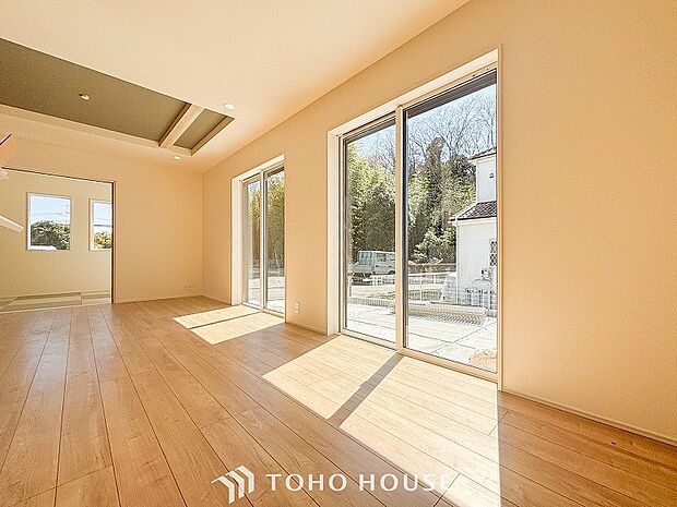 家族と過ごすひと時を溢れる光が優しく包み込むリビングダイニング。