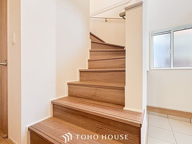 上質感漂う廊下。居住者の帰り、訪れる方を優しく迎え安らぎに満ちた生活空間を予感させます。