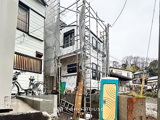 爽やかな青空の下に贅沢なほどに降り注ぐ陽光、豊かな居住性と、クオリティが見事に調和した住空間。