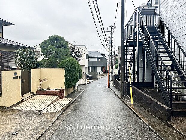 前面道路含む現地写真『快適』は「家」と「街」と「環境」が調和した時に訪れるだと改めて感じさせてくれます。