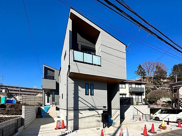 住まいの顔となる玄関は、落ち着きと華やぎの満ちた空間に。