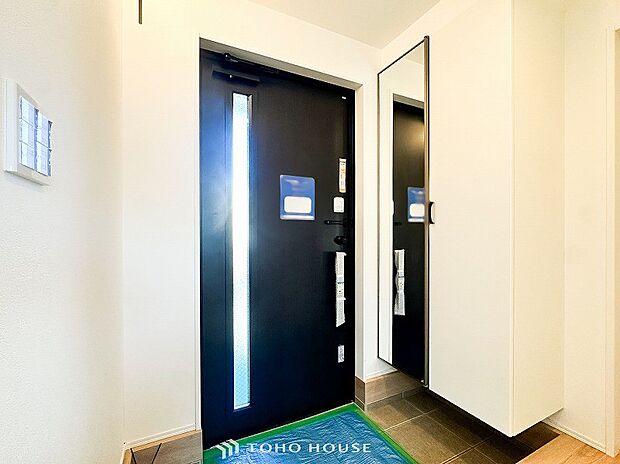 居住者の帰り、訪れる方を優しく迎えてくれる玄関です。