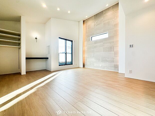 戸建てならではのリビング。落ち着いた色調のリビングは家族団欒の憩いの場所です。