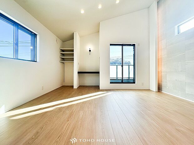 やわらかな陽射しがふりそそぎ、室内に開放感と爽快感をもたらします。