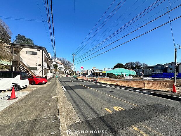 前面道路含む現地写真『快適』は「家」と「街」と「環境」が調和した時に訪れるだと改めて感じさせてくれます。