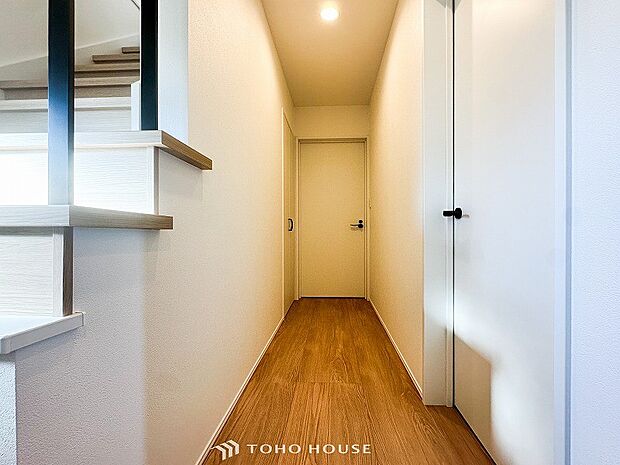 上質感漂う廊下。居住者の帰り、訪れる方を優しく迎える・安らぎに満ちた生活空間を予感させる。