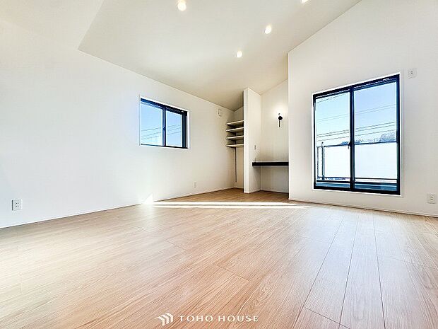 ご家族の笑い声が絶えず聞こえてきそうな広いリビング。柔らかな色調、質感で、ゆったりとしたくつろぎの空間を演出。