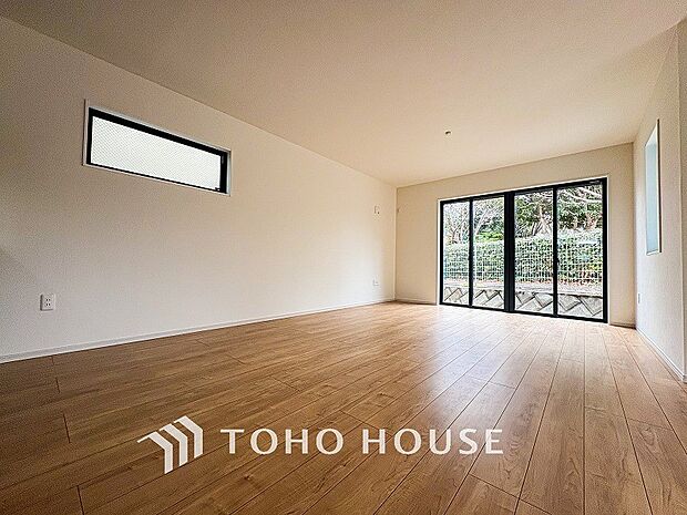 明るく開放的な空間が広がるLDK。室内には豊かな陽光が注ぎ込み、爽やかな住空間を演出。