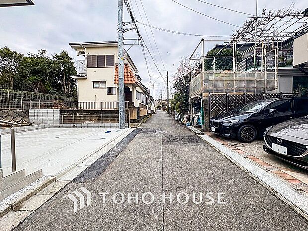 前面道路含む現地写真『快適』は「家」と「街」と「環境」が調和した時に訪れるだと改めて感じさせてくれます。