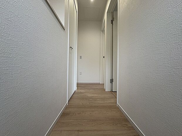 上質感漂う廊下。居住者の帰り、訪れる方を優しく迎える・安らぎに満ちた生活空間を予感させる。