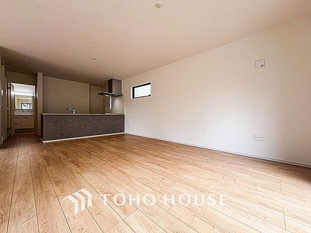 戸建てならではのリビング。落ち着いた色調のリビングは家族団欒の憩いの場所です。