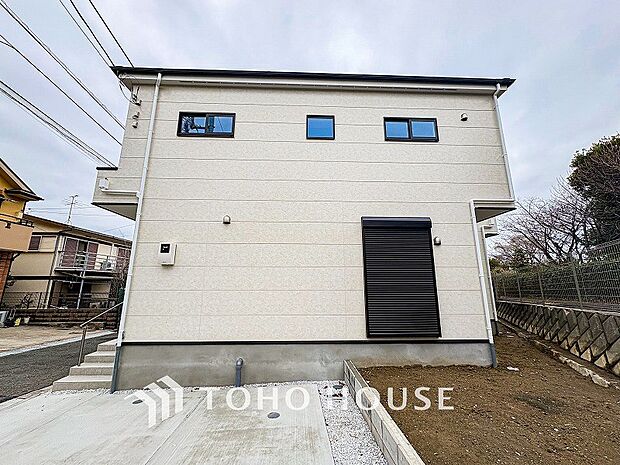 ちょっとしたお庭は、開放的な素敵な空間を演出しております。