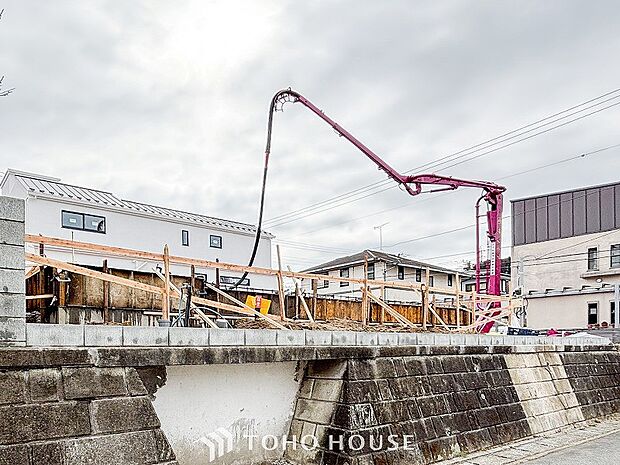 住む人を映し出す洗練された佇まいは、いつまでも輝き続けながらいつしか街の風景に溶け込んでいきます。