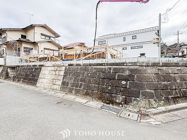 風を感じ青い空から太陽の恵みを感じる温もり溢れる佇まい。