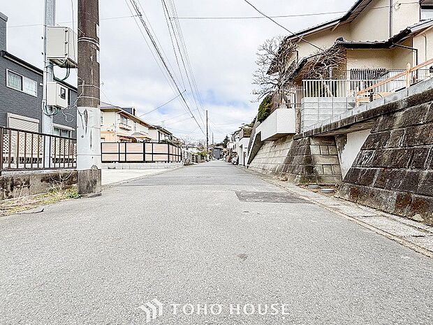 前面道路含む現地写真『快適』は「家」と「街」と「環境」が調和した時に訪れるだと改めて感じさせてくれます。