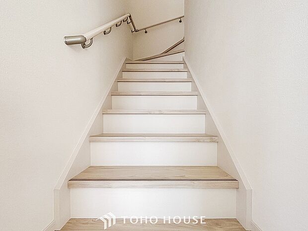 パブリックゾーンとプライベートゾーン繋ぐ階段。豊かな陽光が注ぎ込み、爽やかな住空間を演出。