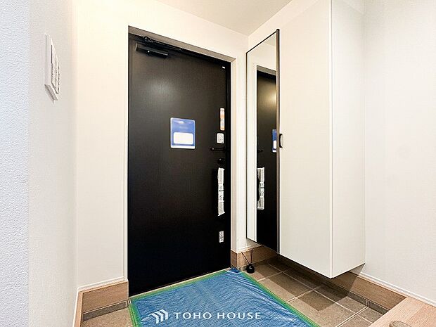 清潔感溢れる玄関がお出迎えする本邸宅の物語は、ここから始まる日常を期待させます。