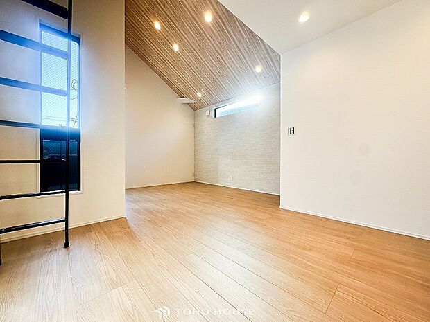 やわらかな陽射しがふりそそぎ、室内に開放感と爽快感をもたらします。