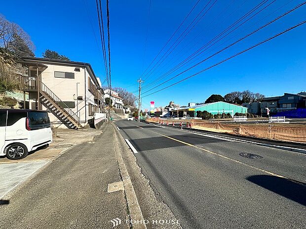 前面道路含む現地写真『快適』は「家」と「街」と「環境」が調和した時に訪れるだと改めて感じさせてくれます。