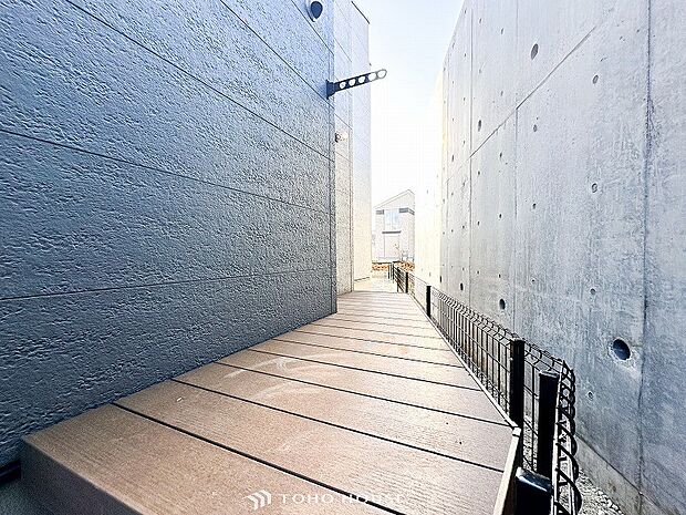 暮らしの中で光と風を演出してくれるバルコニー。