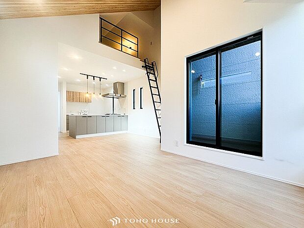 光と風があふれる開放的なリビングダイニングには自然と家族みんなが集まってきます。