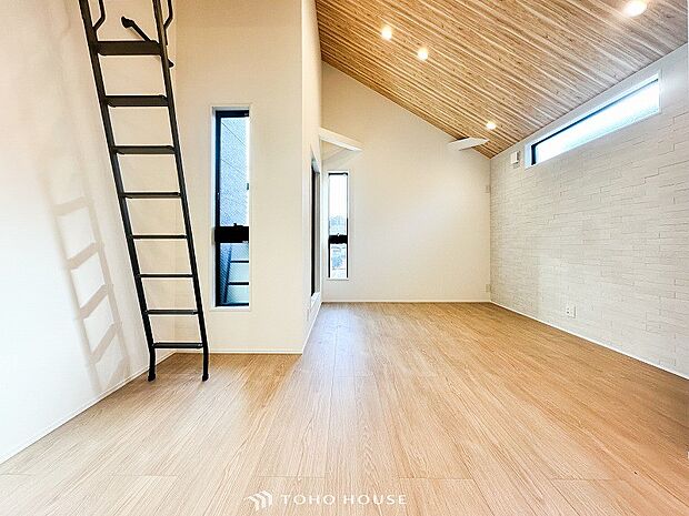 ご家族みんながゆったり寛げる広々リビング。上質な時間を育む暮らしのメインステージです。