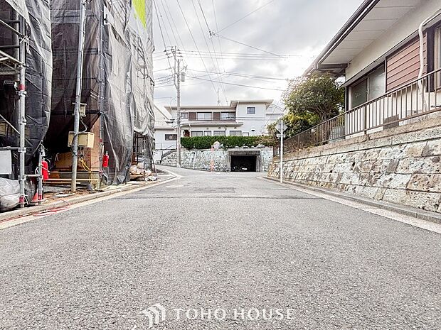 前面道路含む現地写真『快適』は「家」と「街」と「環境」が調和した時に訪れるだと改めて感じさせてくれます。