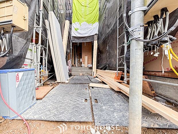 敷地内にカースペース有り。ゆとりある空間を保っています。