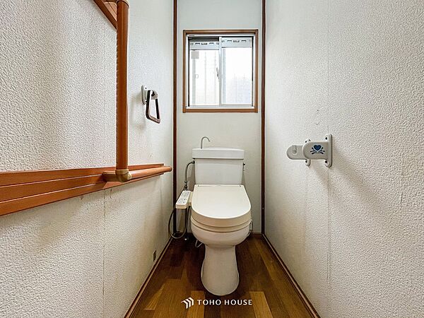 換気と明るさに配慮した清潔感溢れるトイレ。落ち着いた空間で安らぎのひとときをお過ごしいただけます。