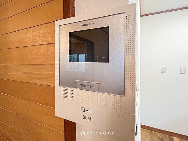 誰が来てもわかる様にモニター付きインターホンを設置。