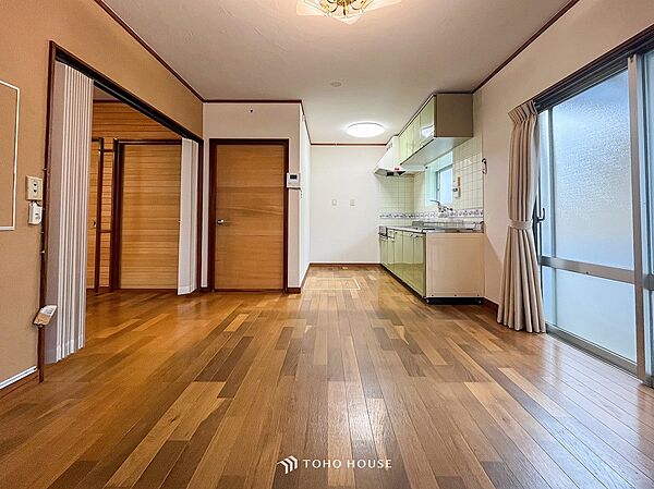 光と風があふれる開放的なリビングダイニングには自然と家族みんなが集まってきます。