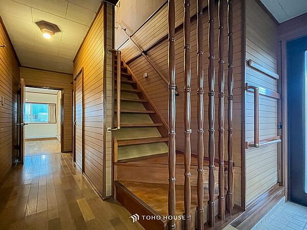 上質感漂う廊下。居住者の帰り、訪れる方を優しく迎え安らぎに満ちた生活空間を予感させます。