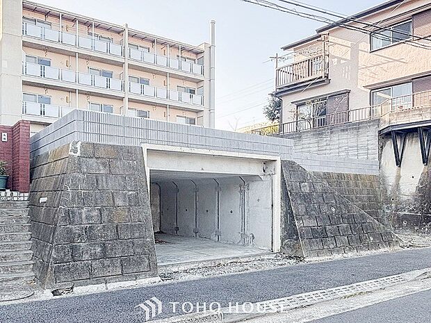 閑静な住宅街の陽当りに恵まれた土地。たくさんの想いが美しいカタチに彩られます。