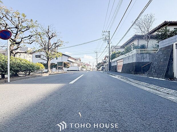 前面道路含む現地写真『快適』は「家」と「街」と「環境」が調和した時に訪れるだと改めて感じさせてくれます。