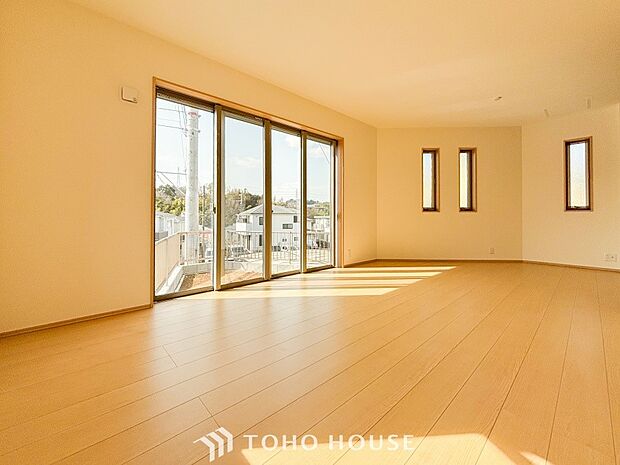 やわらかな陽射しがふりそそぎ、室内に開放感と爽快感をもたらします。